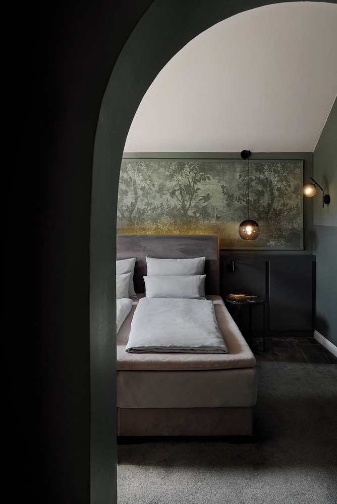 Premium Room, 1 Queen Bed with Sofa bed, Balcony (2 Adults and 1 Child) photo 2