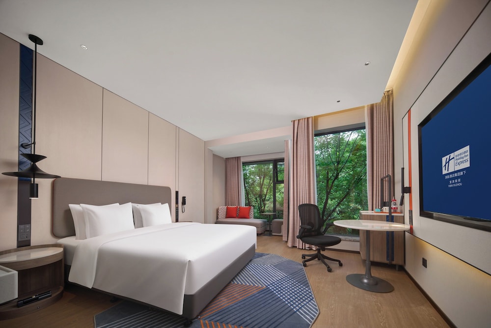1 King Standard Extra Floor Space