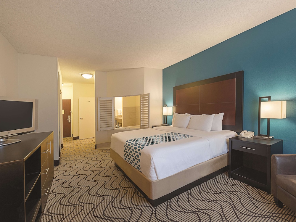Deluxe Studio Suite, 1 King Bed, Non Smoking - Photo 2