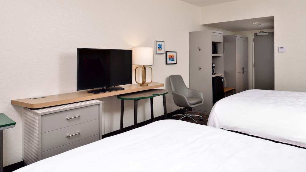 Queen Room with Two Queen Beds - Hearing Accessible