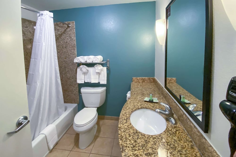 Standard Room, 2 Queen Beds - Photo 6