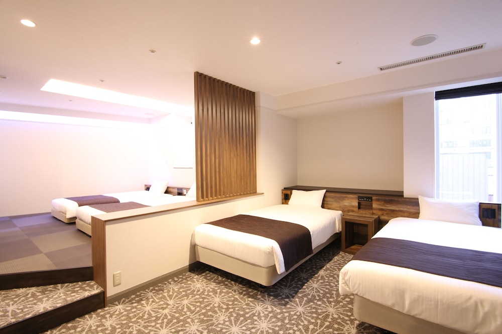 Family Japanese Western Room (Bath With Washing Place, Private Toilet, Double Sink) photo 3
