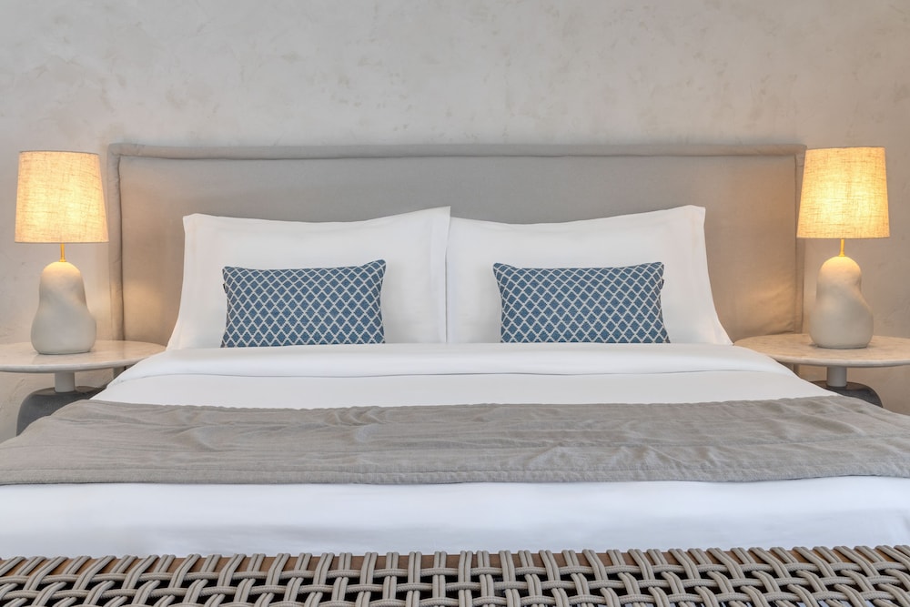 Deluxe Room, Pool View With Balcony, 1 King