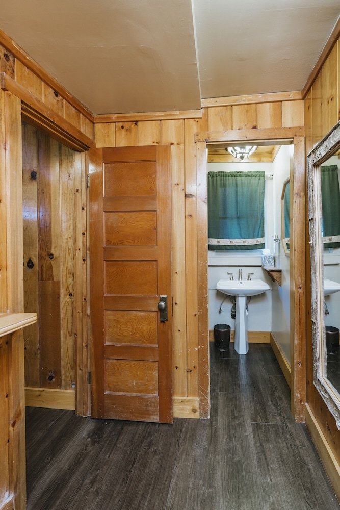 Room (Lodge Room with Shared Bath-No Pets) - Photo 4