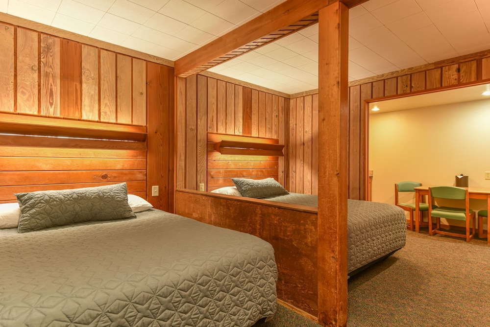 Standard Double Room, 2 Queen Beds, Partial Ocean View, Ground Floor