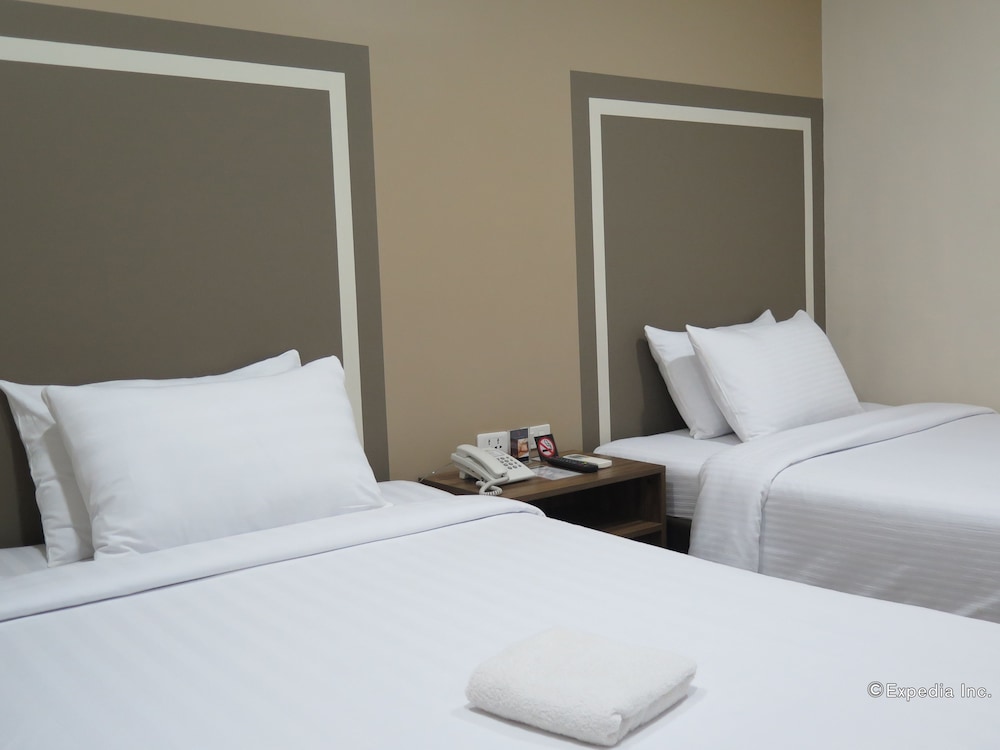 Standard Triple Room, 2 Double Beds, No Windows photo 3