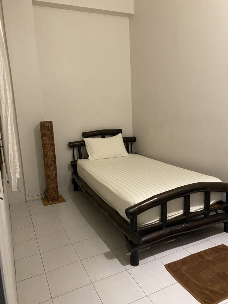 Fanned Single Shared Bathroom (window inside on corridor)