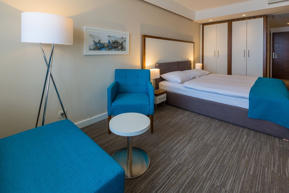 Standard twin room, Sea view, French balcony