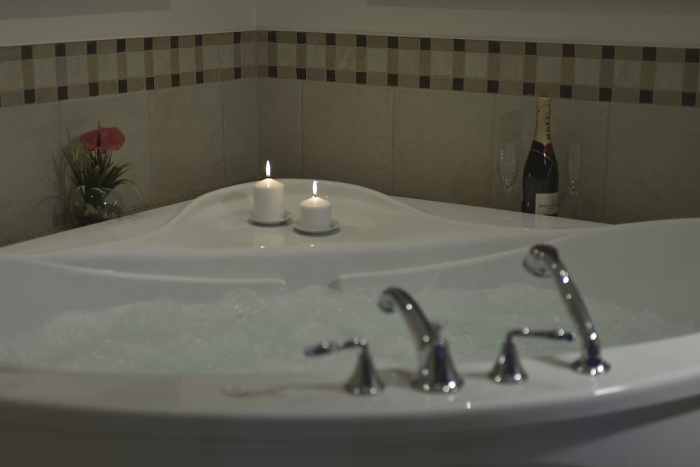 Suite, 1 Queen Bed, Non Smoking, Jetted Tub (Walk-in Shower)