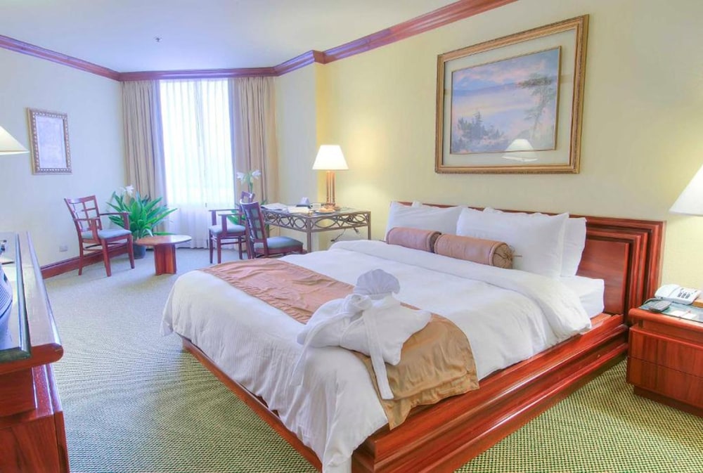Suite, 1 King Bed, Non Smoking (Bridal Suite) photo 3