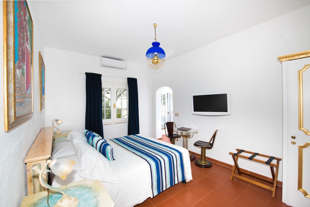 Double Room, 1 Queen Bed, Partial Sea View (Dublin Suite) photo 2