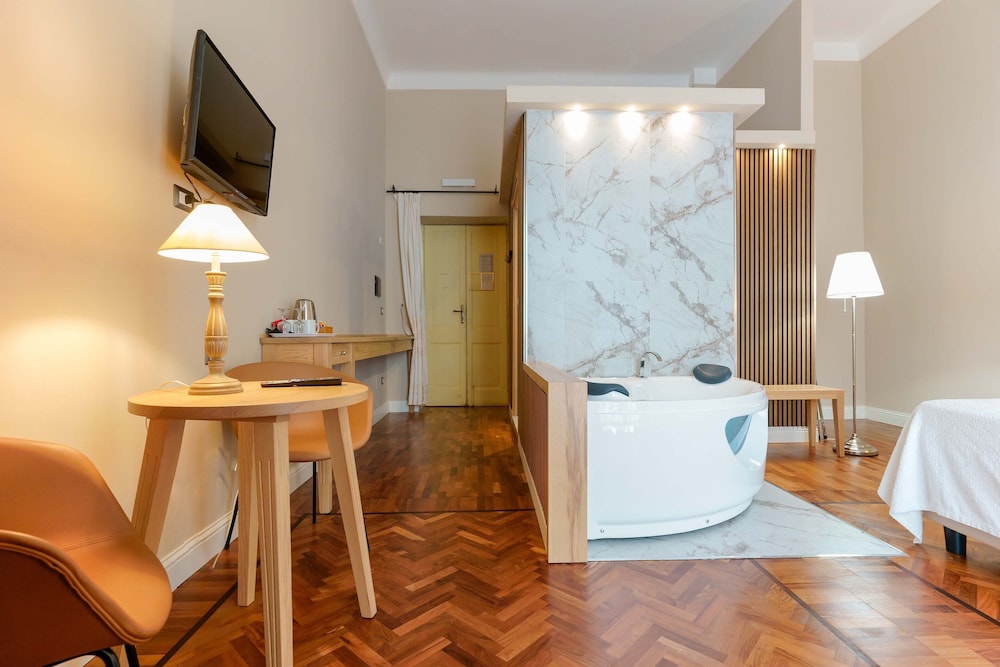 Deluxe Room with Private Spa - Photo 6