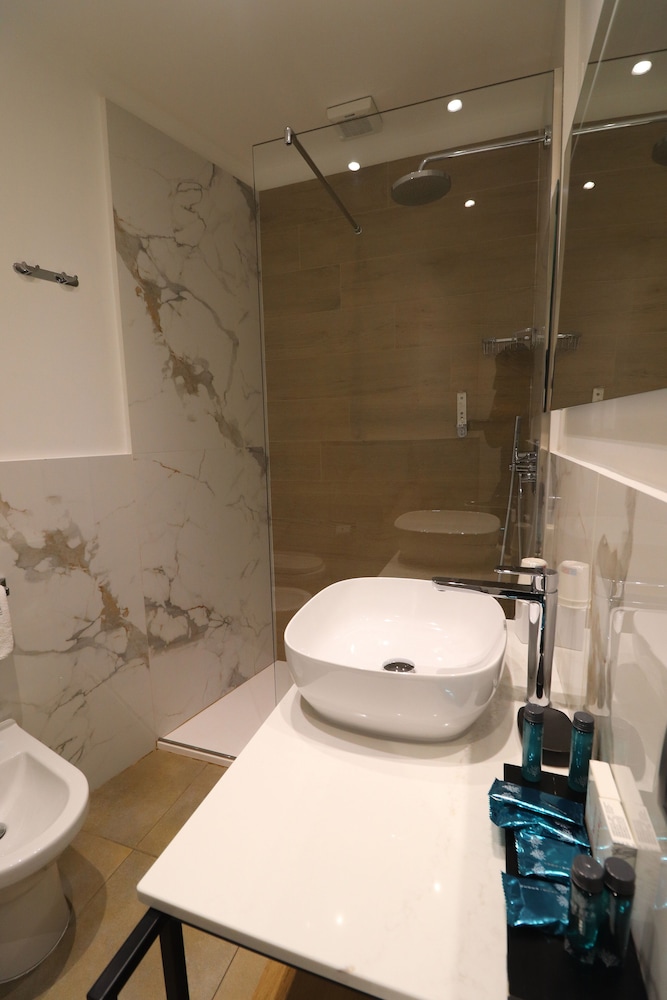 Standard Room, 2 Twin Beds, Non Smoking, City View photo 3