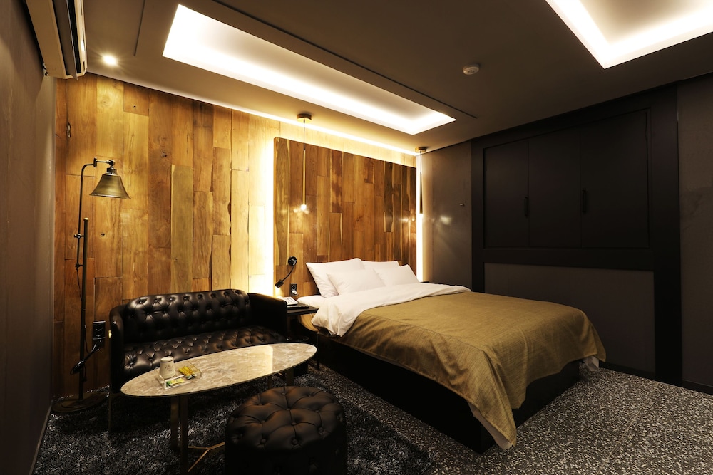 Standard Double Room - Photo 13
