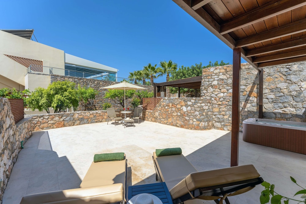 Bungalow with Outdoor Jetted Tub thumbnail 5