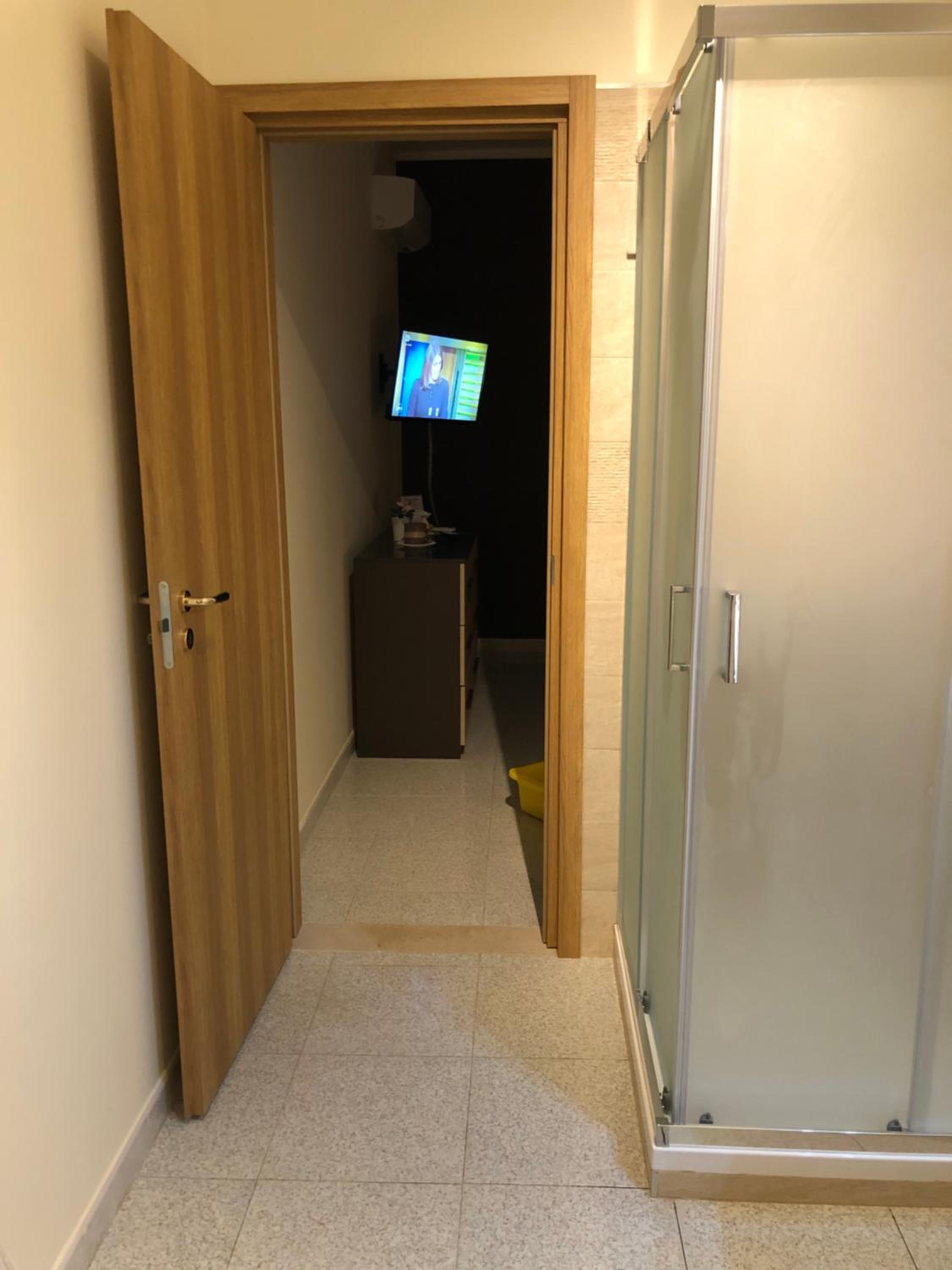 Double Room with Private Bathroom - Photo 4