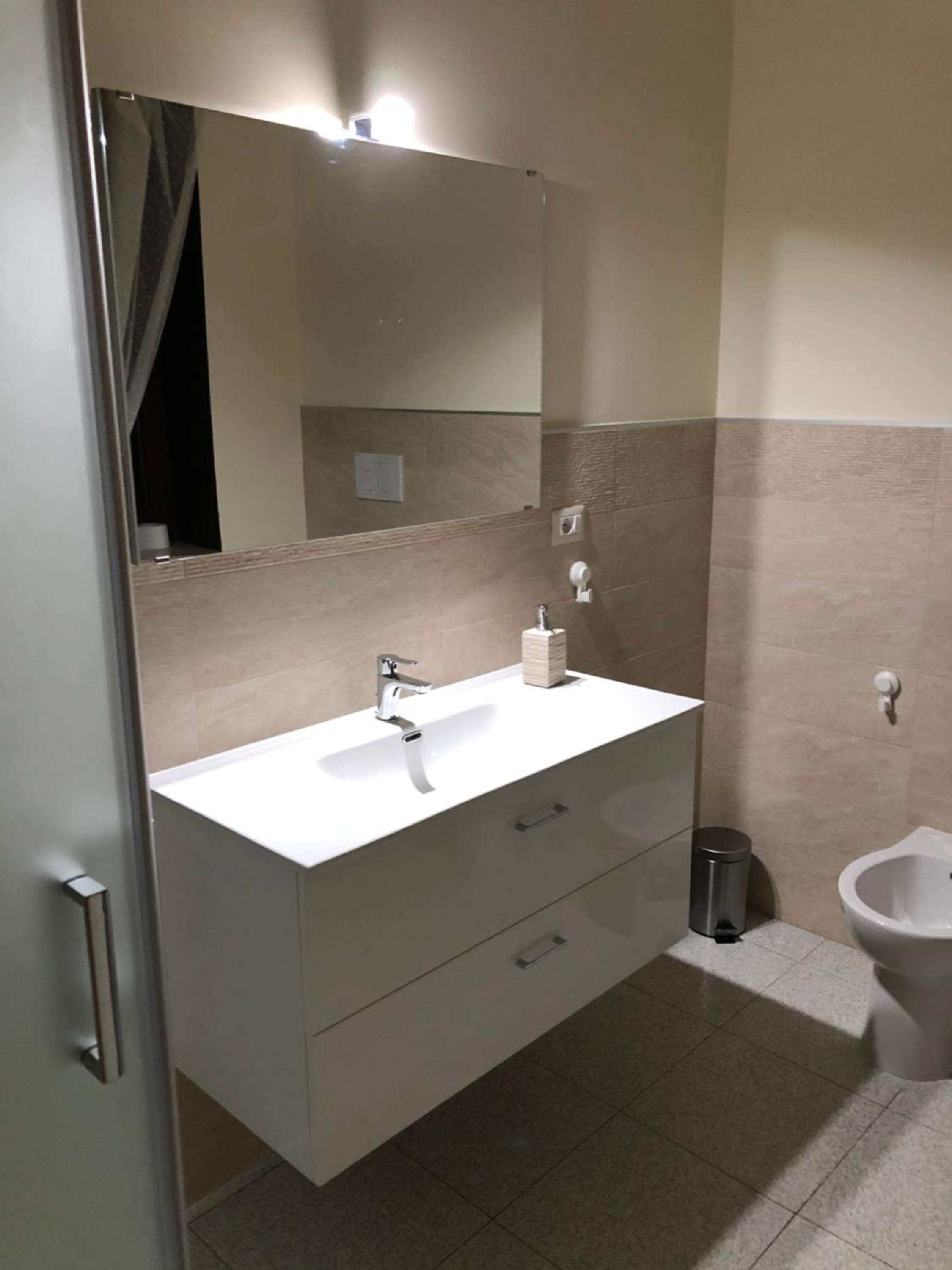 Double Room with Private Bathroom - Photo 6
