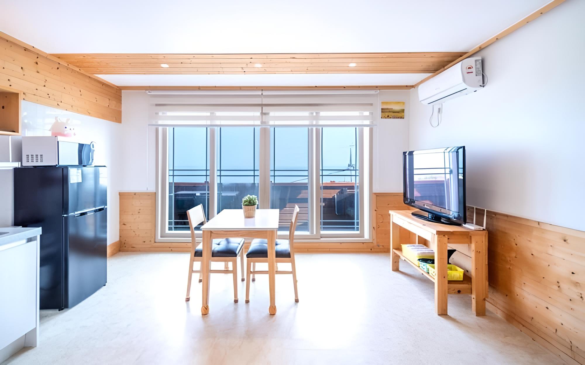 Room (Honey Lemon (Ocean View)) photo 2
