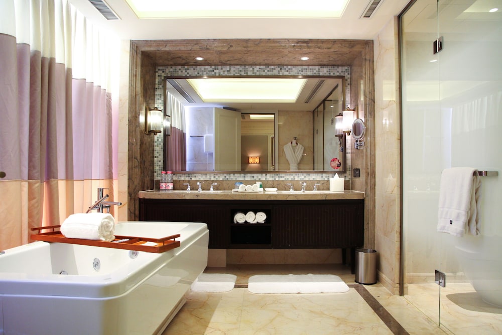 Club lounge access, 1 Bedroom Larger Suite, 1 King, Sea view