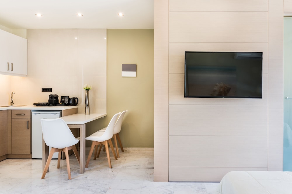 Premium Studio Suite, 1 Double Bed, Sea View photo 3