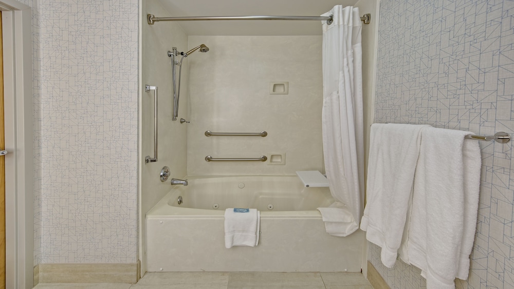 Suite, 1 King Bed, Accessible (Comm, Tub) - Photo 4