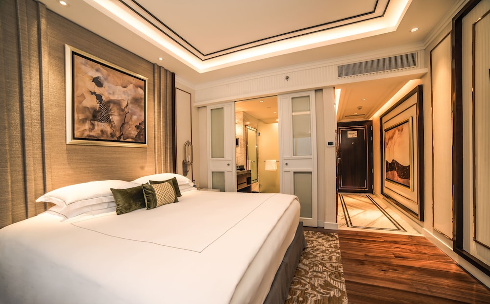 Deluxe Room, 1 King Bed, Garden View - Photo 1