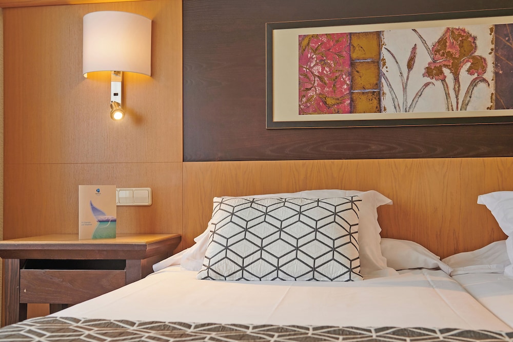 Double Room, Balcony (2 Adults + 1 Child) photo 3