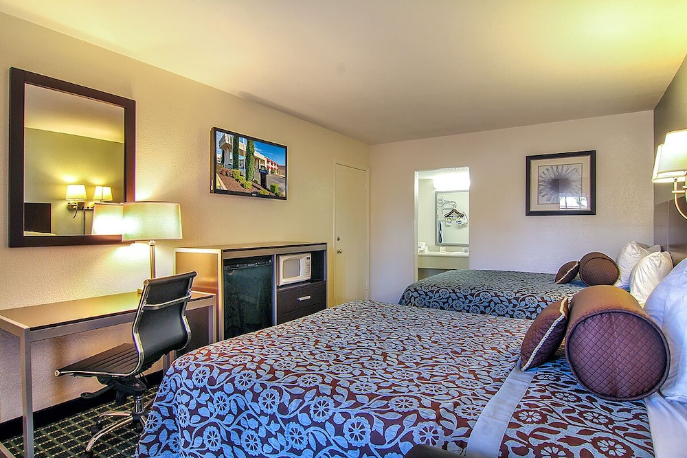 Standard Room, 2 Queen Beds - Photo 3