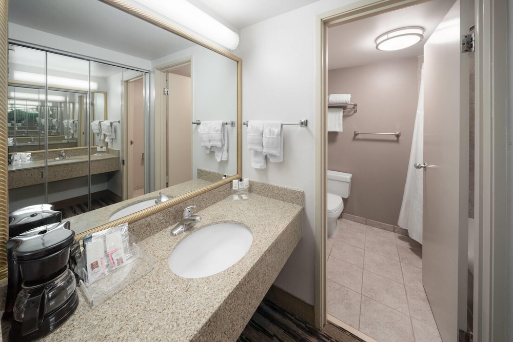Deluxe Room, 1 King Bed, Non Smoking (Second Floor) - Photo 4