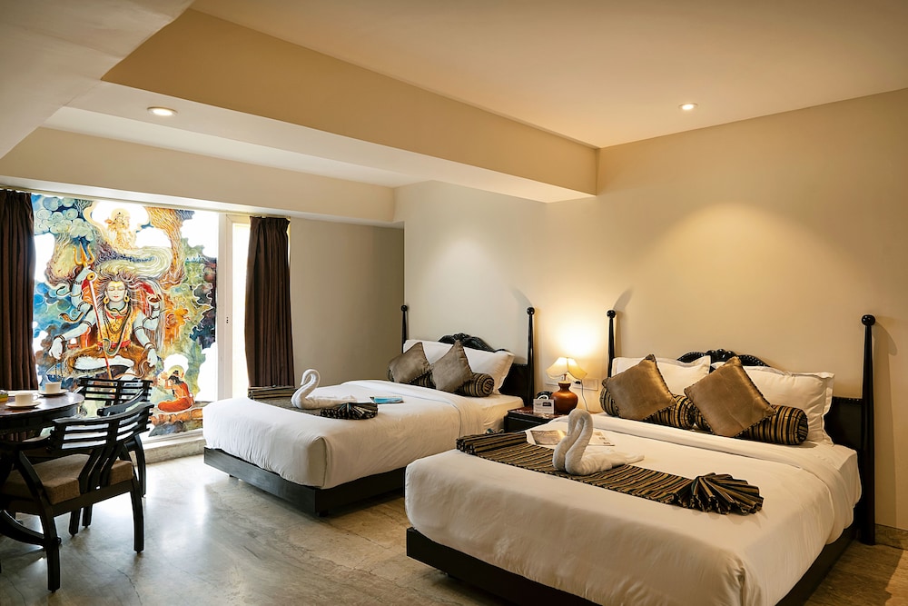 Executive Suite, 2 Queen Beds, Bathtub - Photo 3