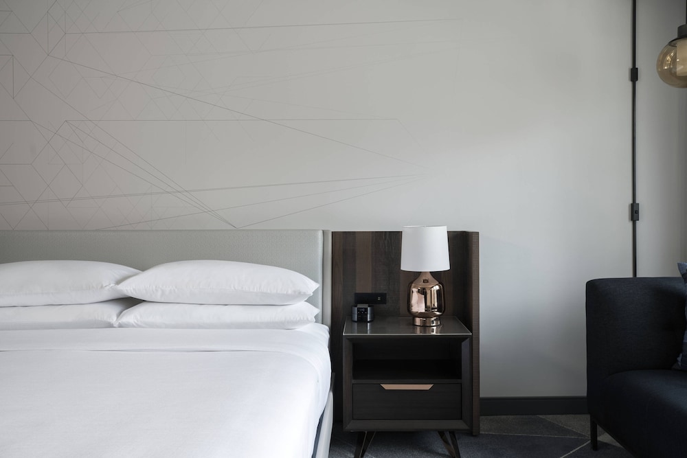 Room, 1 King Bed (Mobility/Hearing Accessible, Tub) - Photo 4