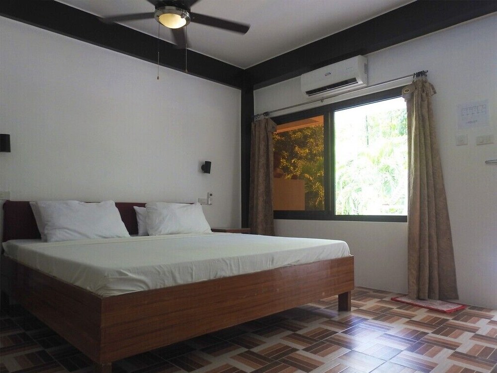 Premium Pool Room - Photo 2
