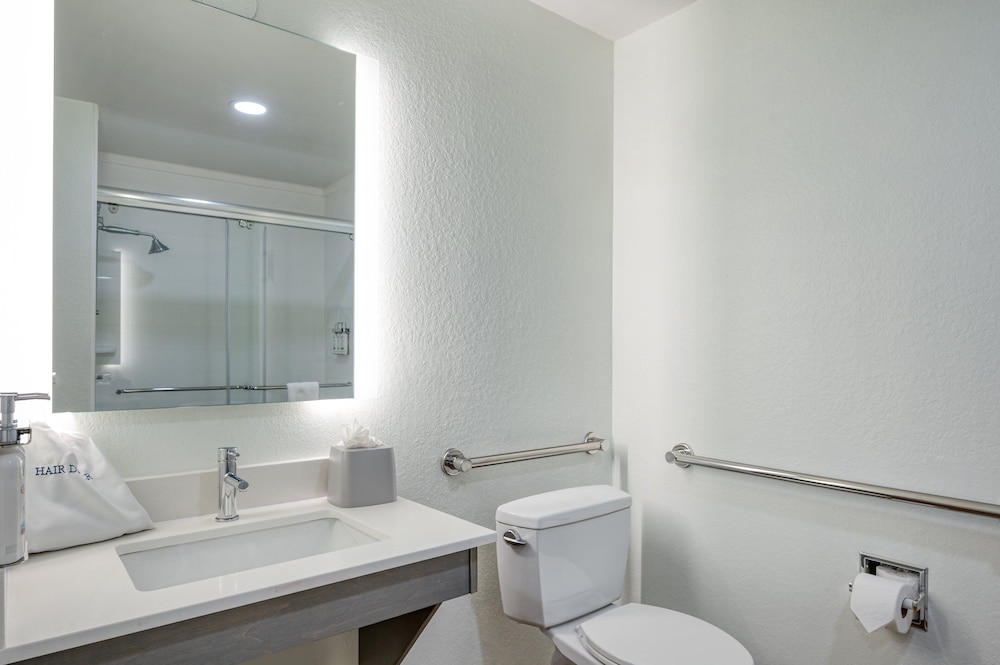 Standard Room, 1 King Bed, Accessible (Communications) - Photo 2