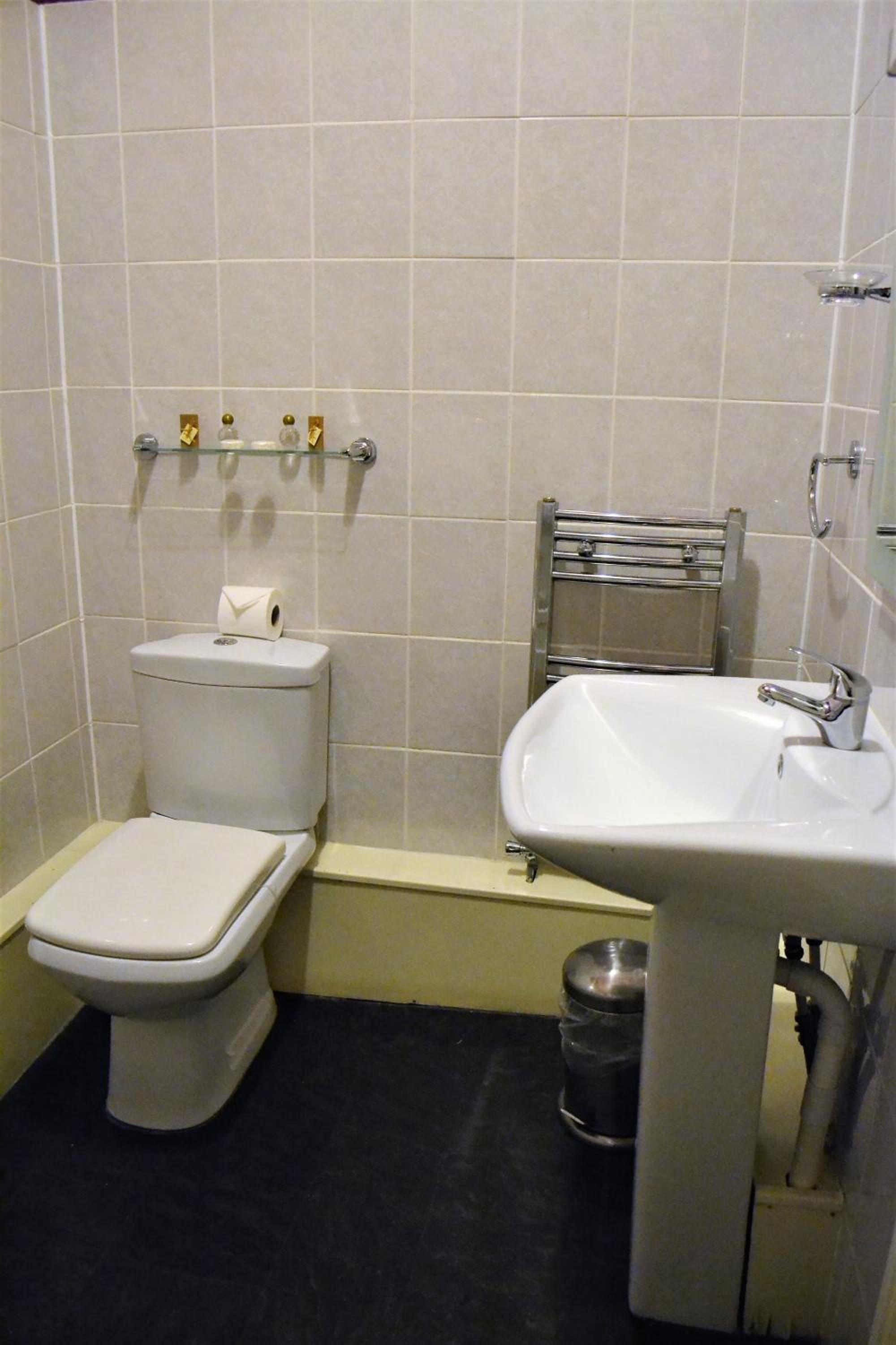 Deluxe Double Room with Bath - Photo 2