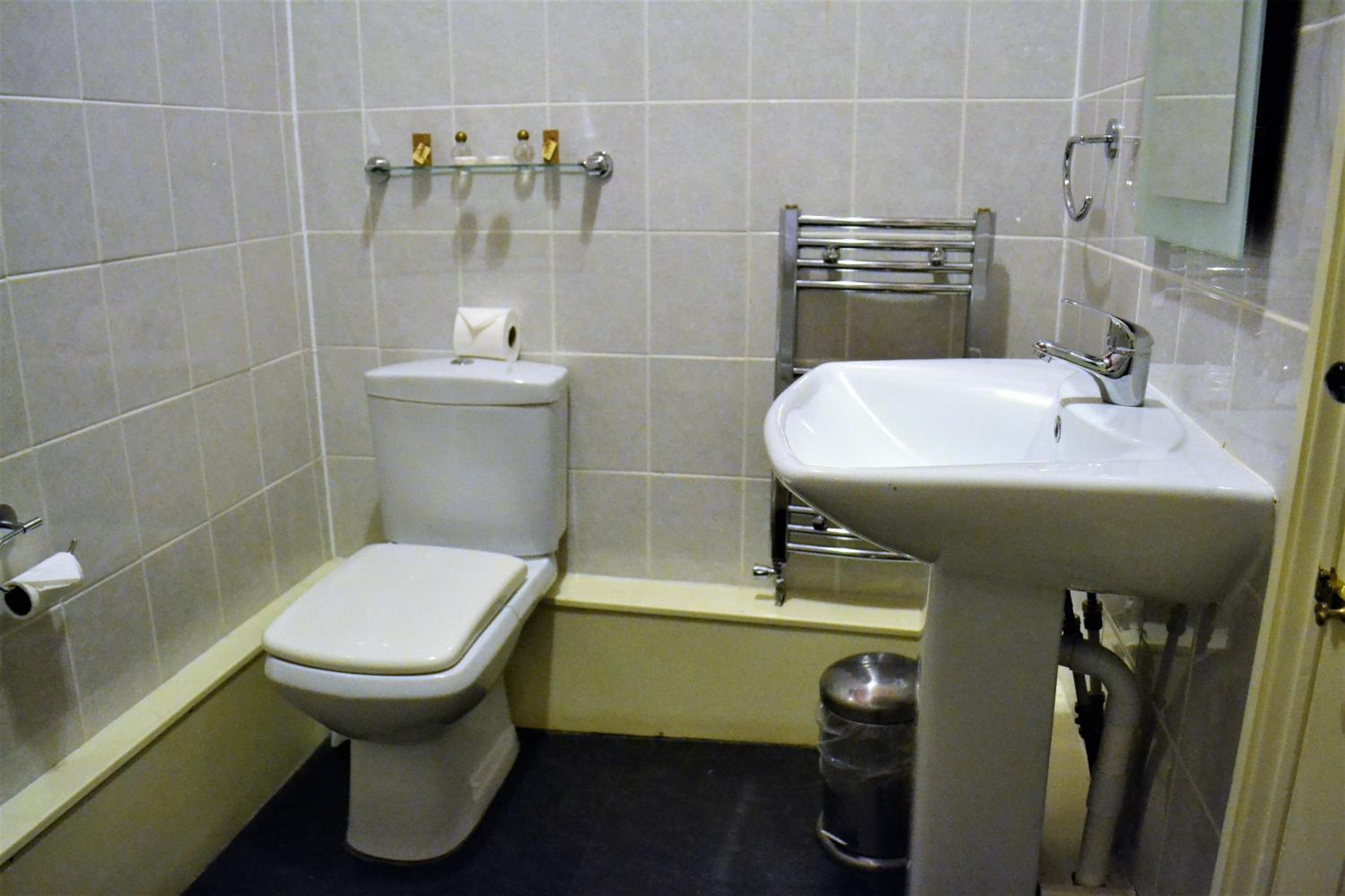 Deluxe Double Room with Bath - Photo 3