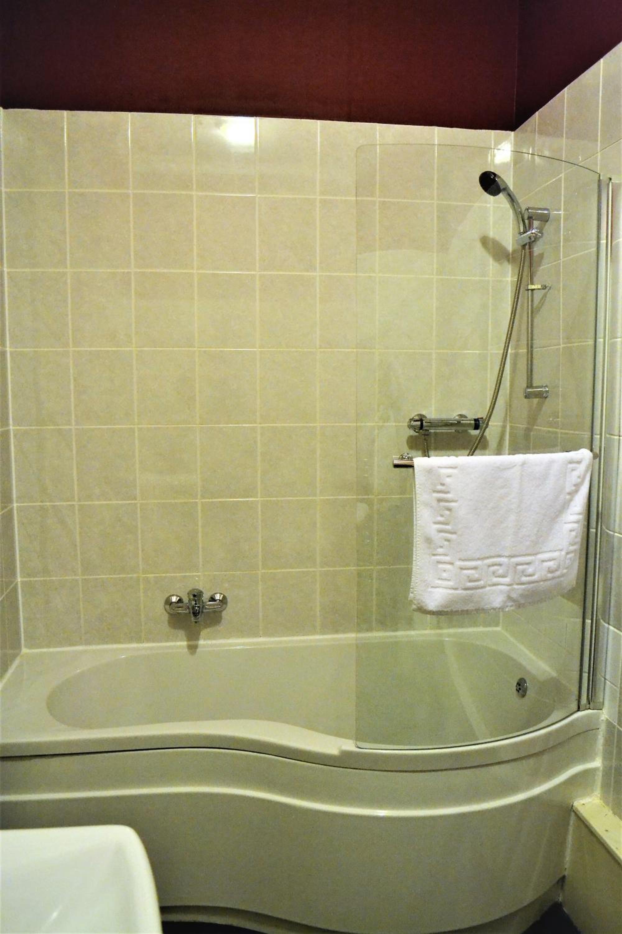 Deluxe Double Room with Bath - Photo 5