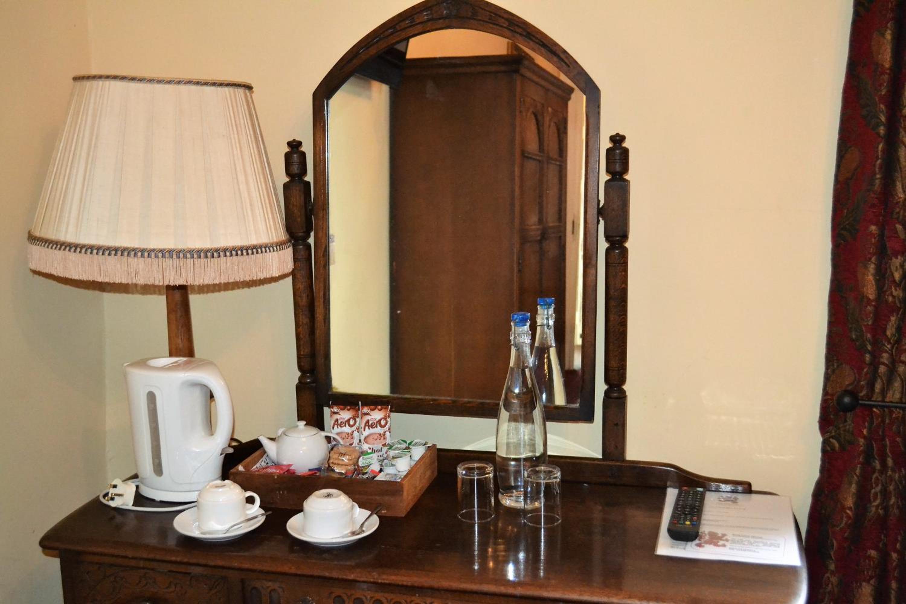 Deluxe Double Room with Bath - Photo 9