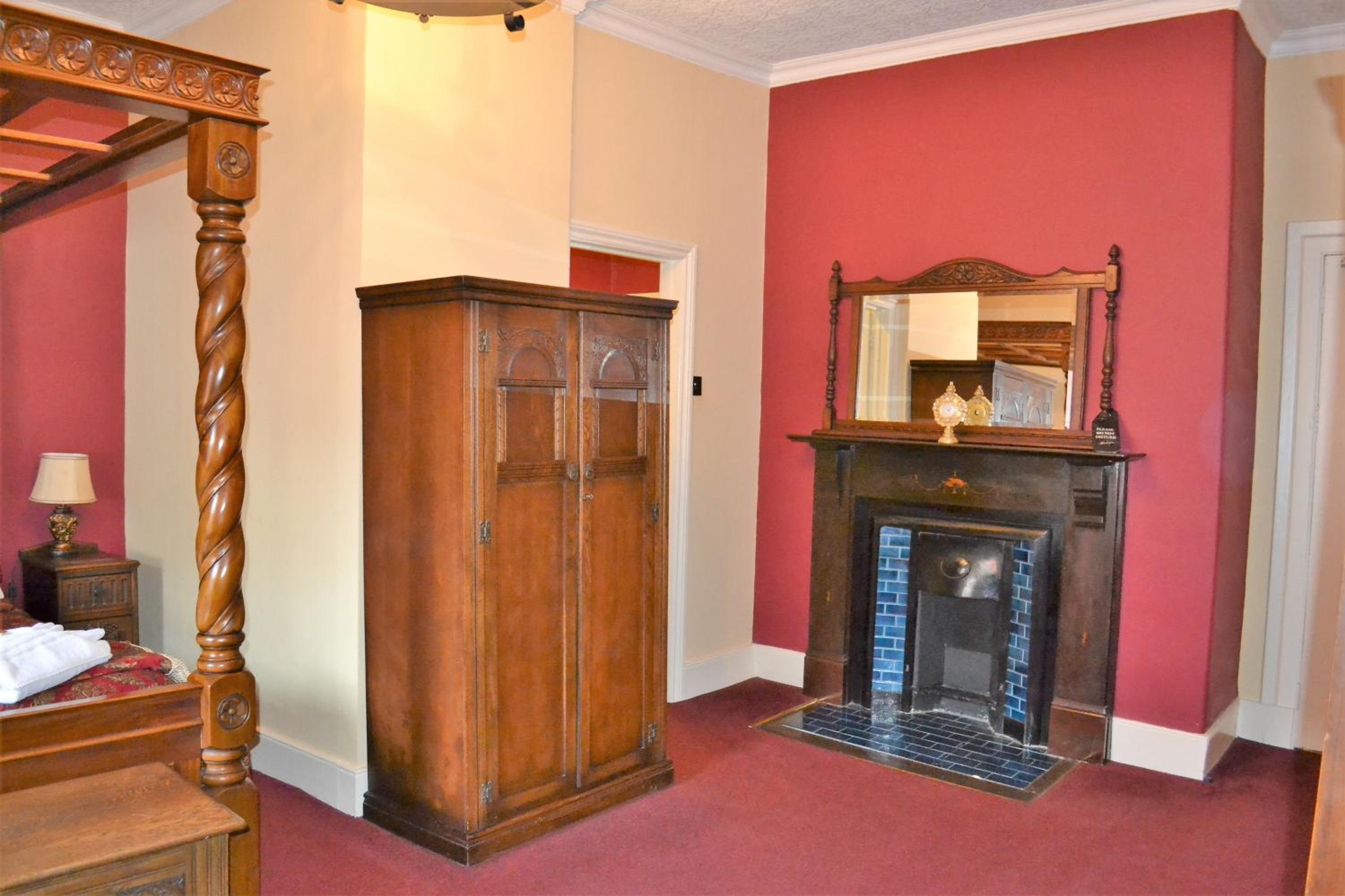 Deluxe Double Room with Bath - Photo 11