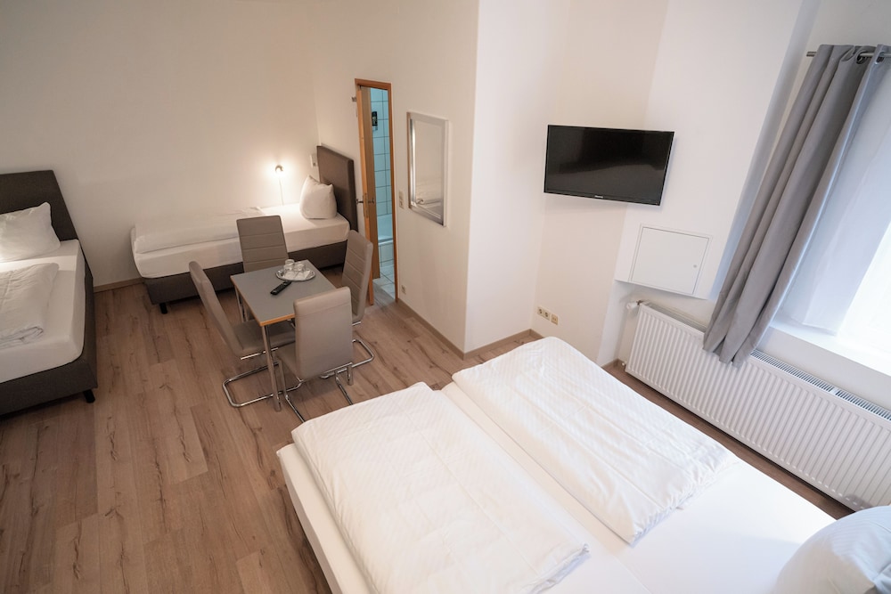 Economy Quadruple Room photo 2