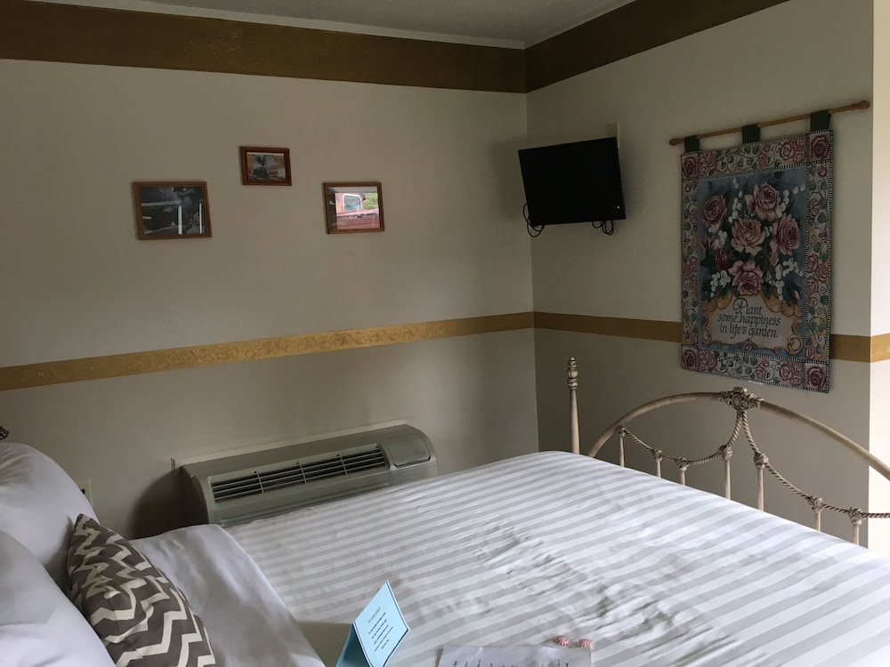 Train Car, 1 Queen Bed