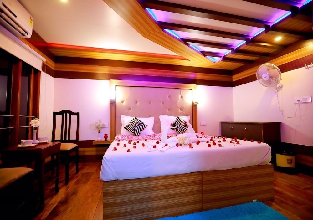 Honeymoon Room photo 1