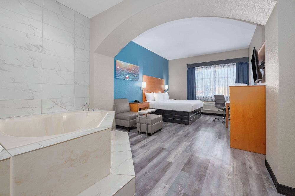 Presidential Suite, 1 King Bed, Non Smoking photo 3