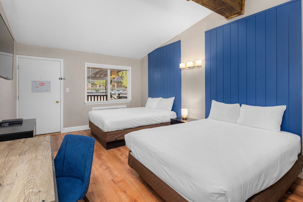 Standard Room, 2 Queen Beds photo 2