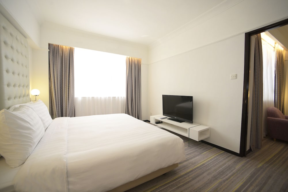 Deluxe One Bedroom Suite photo 2