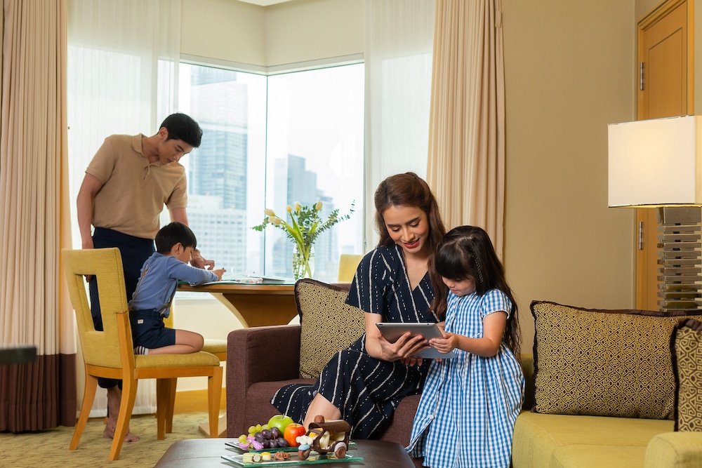 Premium Suite, 1 King Bed, City View thumbnail 6