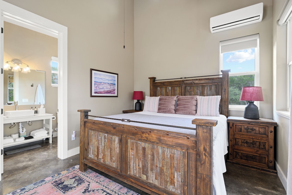 Premium Studio, 1 King Bed, Kitchenette photo 1