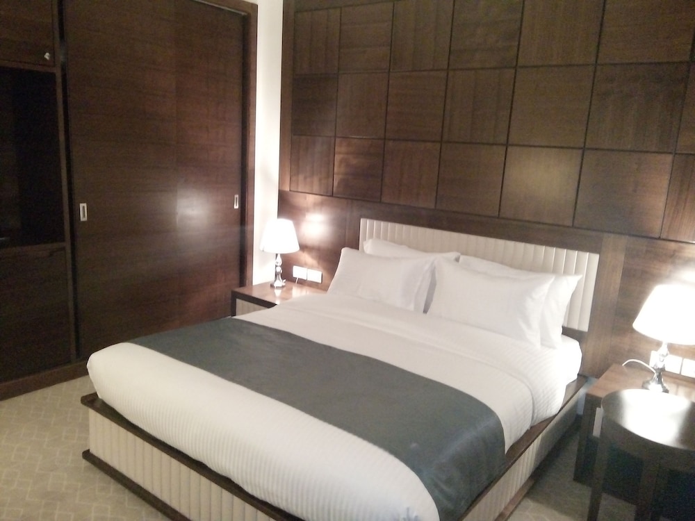 Standard Room, 1 Queen Bed, Pool View