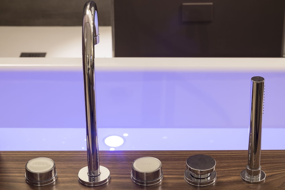 Deluxe Suite, 1 King Bed, Bathtub photo 2
