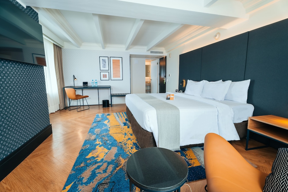 Exclusive Room, 1 King Bed - Photo 3