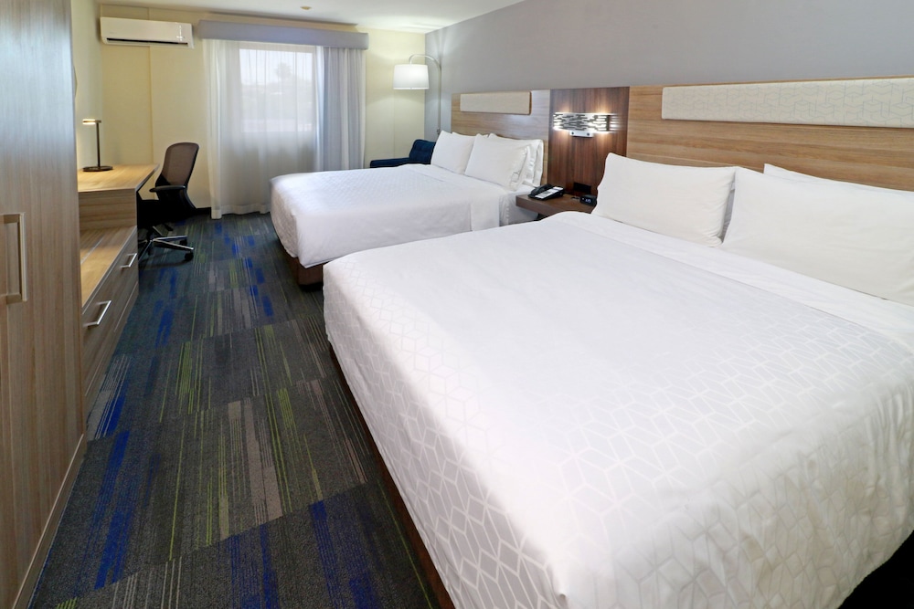 Standard Room, 2 Queen Beds, Ground Floor - Photo 2